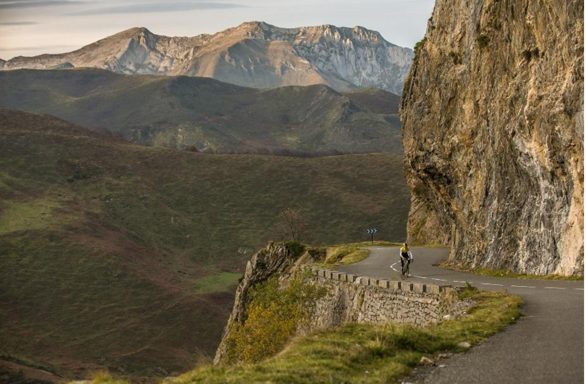 Read more about the article Cycling in the Pyrenees, between intimacy and legend